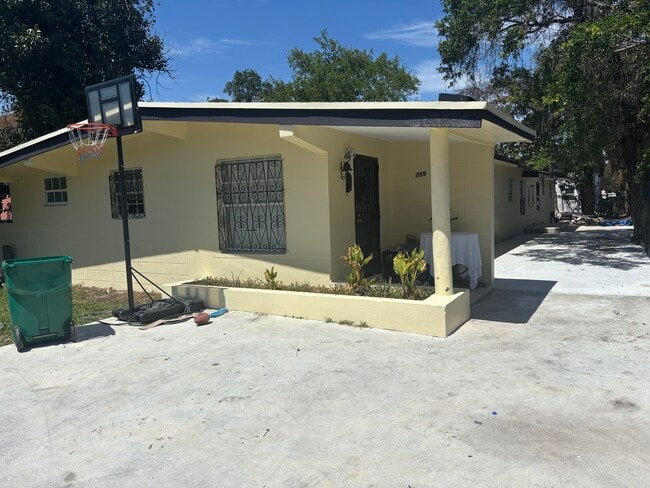 759 NW 69th St, Unit Unit C in Miami, FL - Foto de edificio - Building Photo