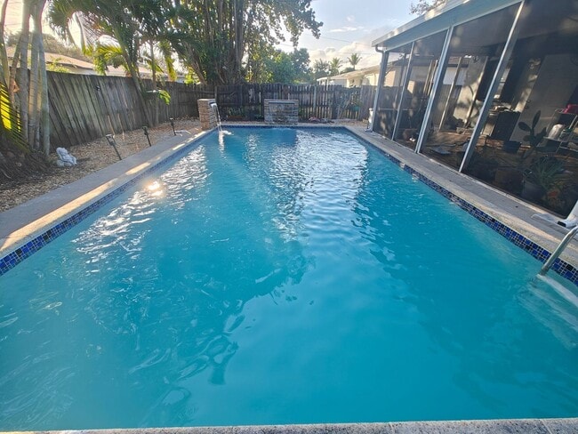 76 NE 170th St in North Miami Beach, FL - Building Photo - Building Photo