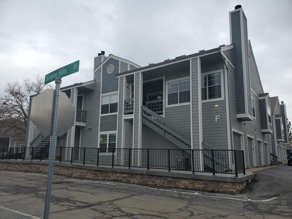 7477 Singing Hills Dr, Unit F101 in Boulder, CO - Building Photo