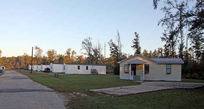 105 Ranch Rd in Century, FL - Foto de edificio - Building Photo