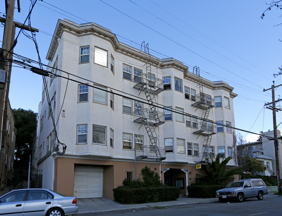 Pine Knolls Apartments in Oakland, CA - Foto de edificio