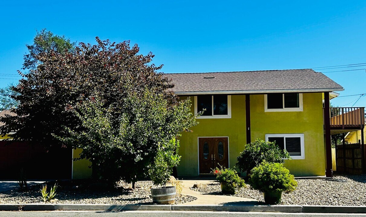 1182 Mariano Dr in Ojai, CA - Building Photo