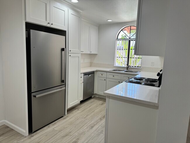 1136 N Escondido Blvd in Escondido, CA - Foto de edificio - Building Photo