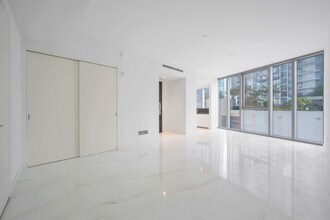 300 Biscayne Boulevard Way, Unit 1105 in Miami, FL - Building Photo - Building Photo