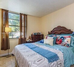 212 Lake Pointe Dr in Oakland Park, FL - Building Photo - Building Photo