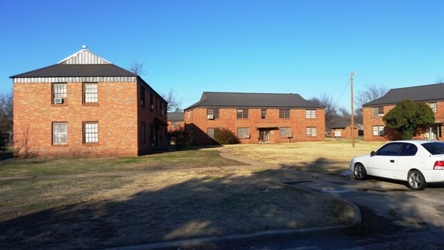 Pine Maple Apartments in Duncan, OK - Building Photo - Building Photo