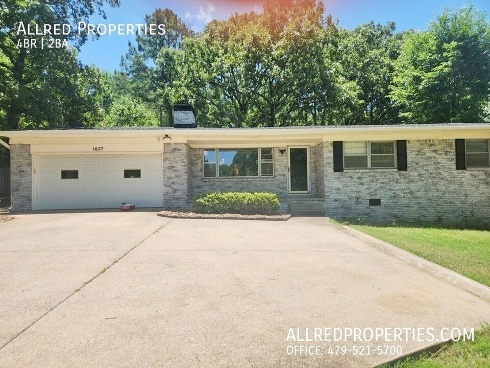 1627 W Wedington Dr in Fayetteville, AR - Building Photo