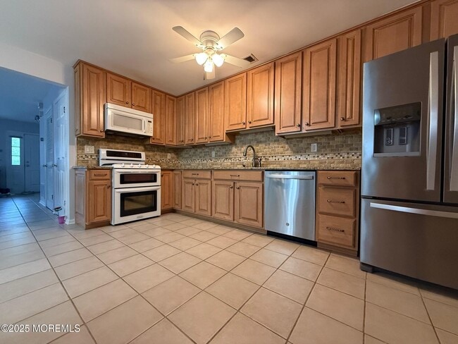 885 Crimson Ct in Morganville, NJ - Building Photo - Building Photo