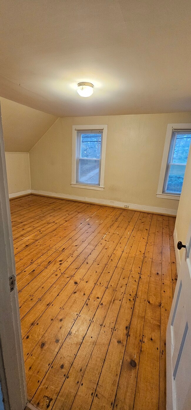 368 Court St, Unit Apt2 in Keene, NH - Foto de edificio - Building Photo