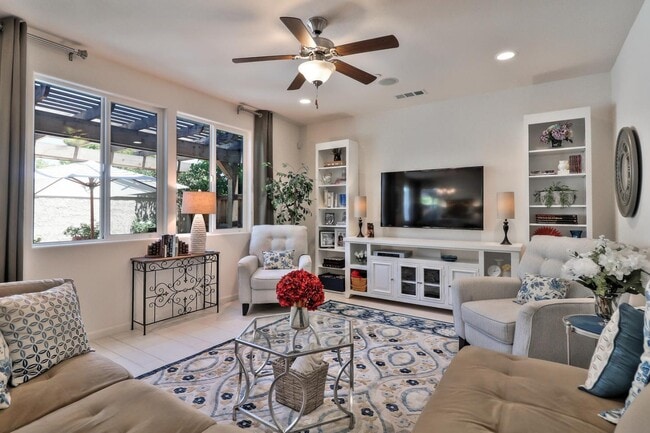 33 Angra Way in Gilroy, CA - Building Photo - Building Photo