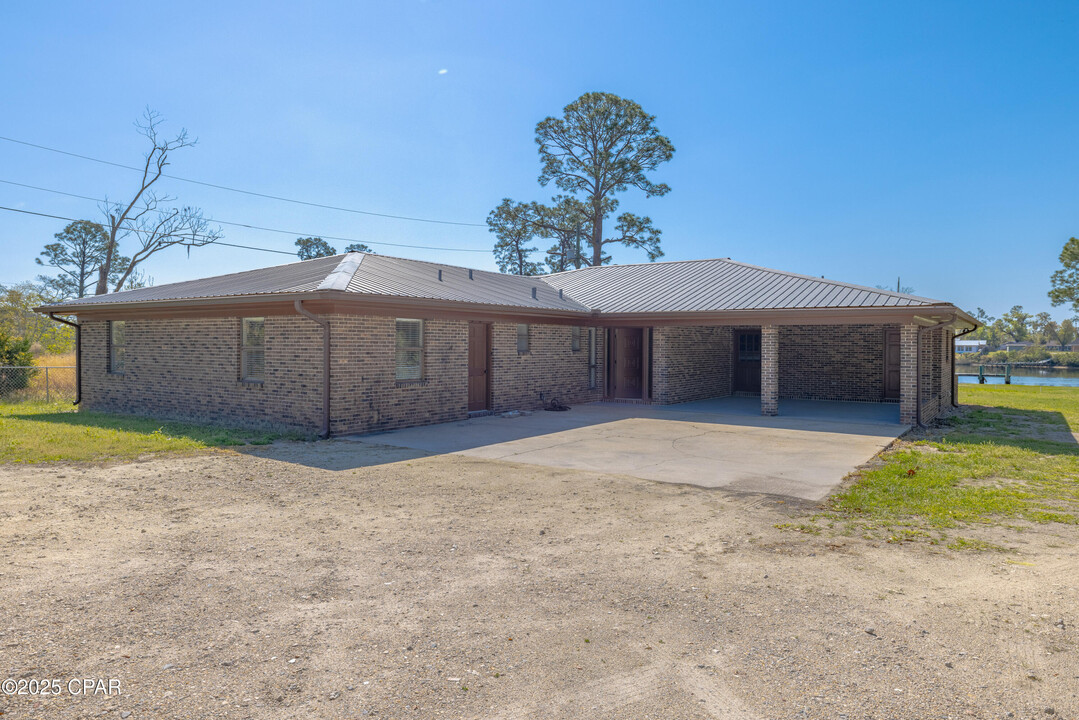 7402 Hwy 2302 in Southport, FL - Building Photo