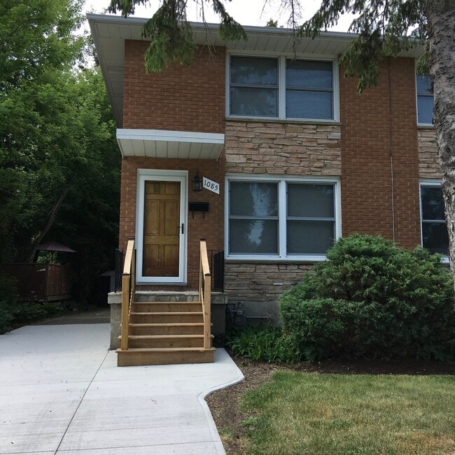 1085 Exmouth St in Sarnia, ON - Building Photo - Building Photo