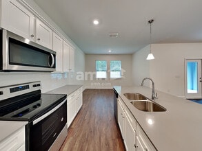 1077 Walden Pond Dr in Plant City, FL - Building Photo - Building Photo