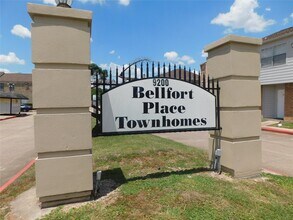 9200 W Bellfort Ave in Houston, TX - Building Photo - Building Photo