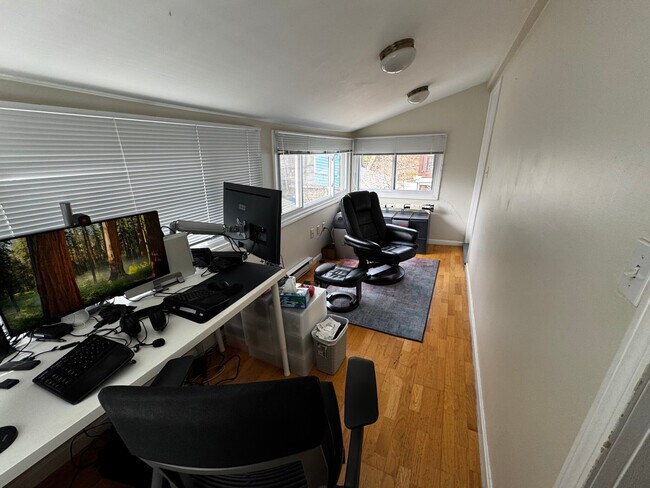 24 Burnham St, Unit 3 in Somerville, MA - Building Photo - Building Photo