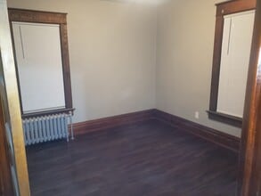 201 E Dover Ct, Unit Upper in Davenport, IA - Building Photo - Building Photo