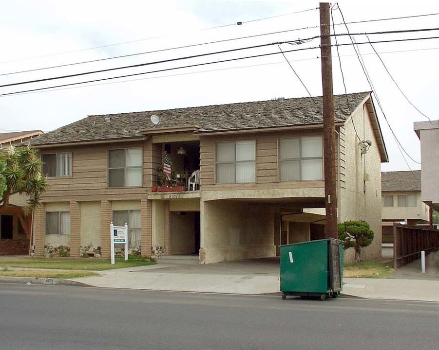 8101 Stewart And Gray Rd in Downey, CA - Foto de edificio