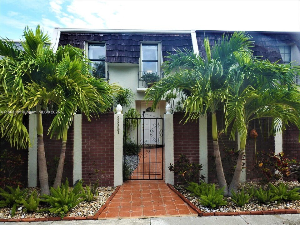 9807 SW 93rd Terrace in Miami, FL - Building Photo
