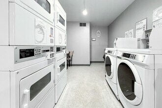 Avalon Court in Kennewick, WA - Building Photo - Building Photo