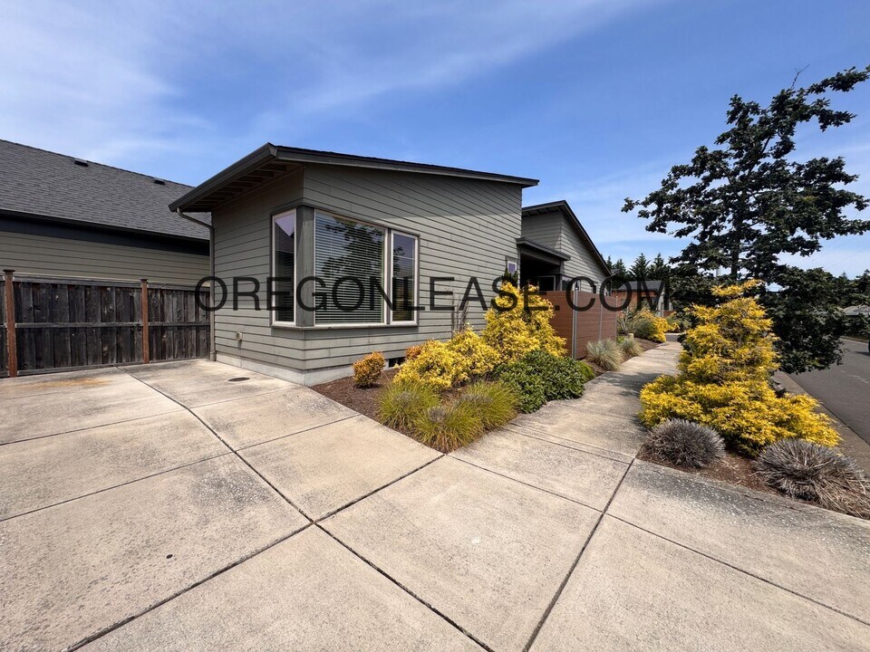 1210 Little John Ln in Eugene, OR - Building Photo