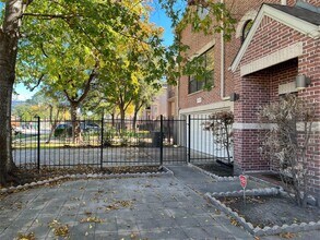 5899 Fairdale Ln in Houston, TX - Building Photo - Building Photo