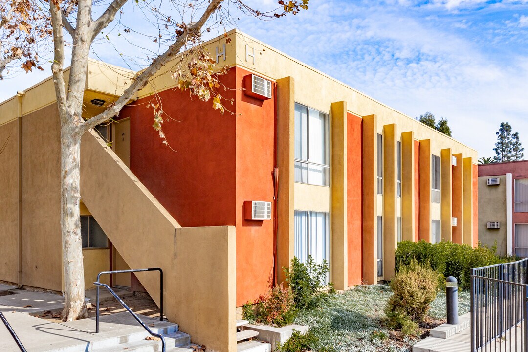 Sycamore Village in Fullerton, CA - Foto de edificio