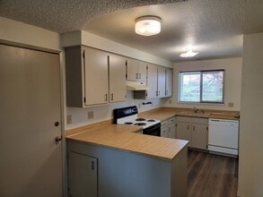579 48th St in Springfield, OR - Building Photo - Building Photo