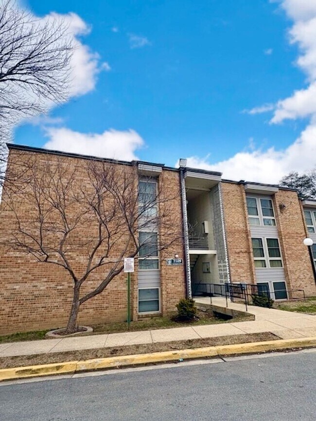 2109 Greenery Ln in Silver Spring, MD - Building Photo - Building Photo