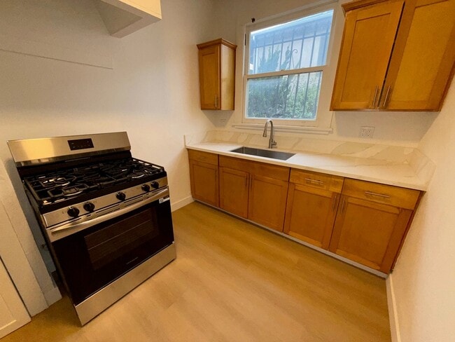 2801 San Marino St in Los Angeles, CA - Building Photo - Building Photo