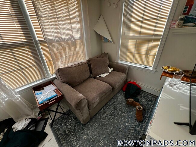 29 Chetwynd Rd in Somerville, MA - Building Photo - Building Photo