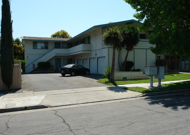 492 Doyle Rd in San Jose, CA - Foto de edificio - Building Photo