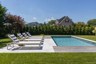 48 Middle Pond Rd in Southampton, NY - Building Photo