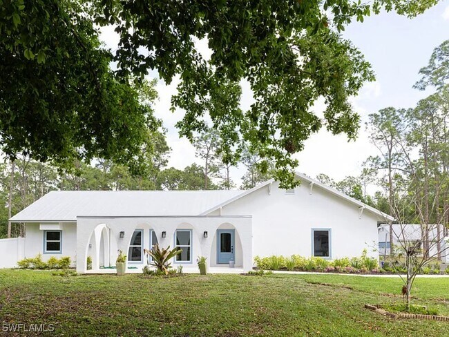 5588 Wendy Ln in Naples, FL - Building Photo - Building Photo