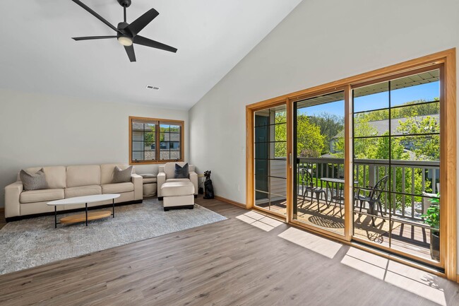 2264B Circle Ridge, Unit 2264B in Delafield, WI - Building Photo - Building Photo