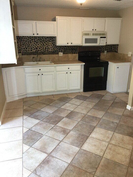 2369 Milton Ln in DeLand, FL - Foto de edificio