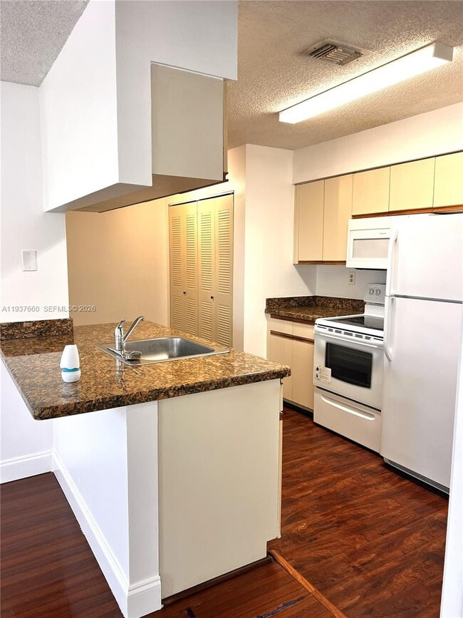 17500 NW 67th Ct in Hialeah, FL - Building Photo - Building Photo