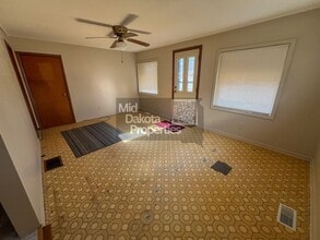 813 N Sanborn Blvd in Mitchell, SD - Building Photo - Building Photo