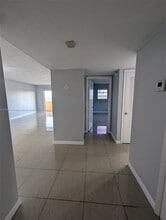 7410 SW 82nd St in Miami, FL - Foto de edificio - Building Photo