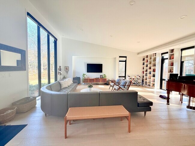 6 Parkside Dr in Brookline, MA - Building Photo - Building Photo