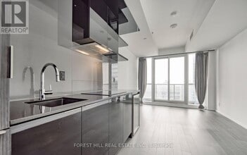 70 Temperance St in Toronto, ON - Building Photo - Building Photo