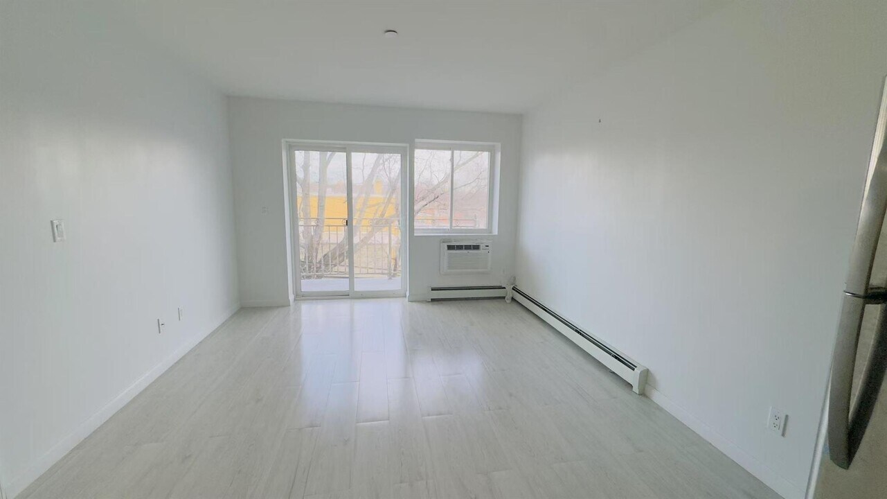 31-22 60th St in Queens, NY - Building Photo