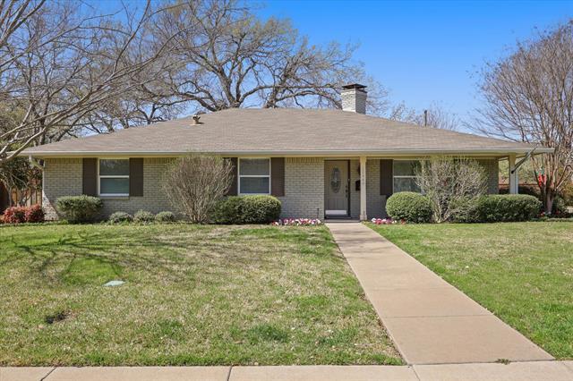 10449 Royal Club Ln in Dallas, TX - Building Photo