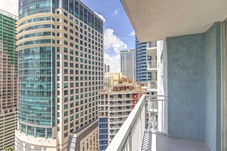 1111 Brickell Bay Dr in Miami, FL - Building Photo - Building Photo