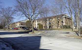 Bayview Manor in Milwaukee, WI - Building Photo