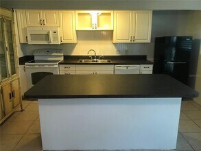 3943 Freedom Ave in Sarasota, FL - Building Photo - Building Photo