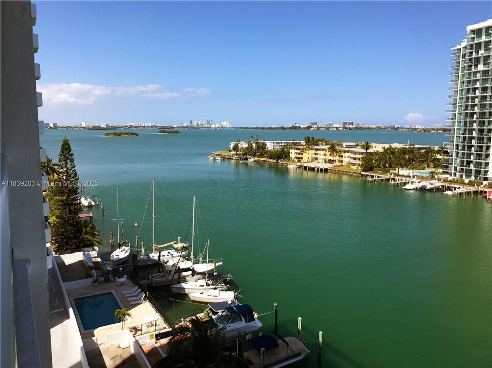 7929 West Dr in North Bay Village, FL - Building Photo