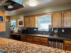 3749 Madrona Ln in Medford, OR - Building Photo - Building Photo