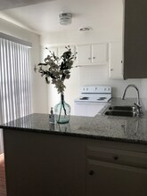 20880 Ventura Blvd in Los Angeles, CA - Foto de edificio - Building Photo