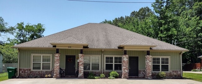 208 S Walnut St in Bryant, AR - Building Photo - Building Photo
