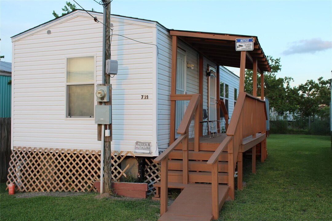 721 7th St in San Leon, TX - Building Photo